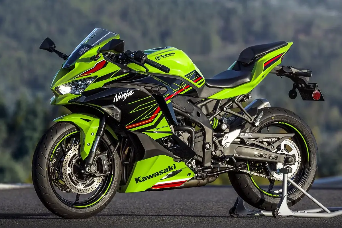 Kawasaki Ninja 400 - Build a powerful bike with a mileage of 26.7 km per liter, and take it home at just this price