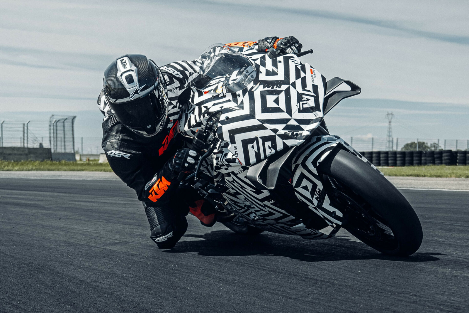 KTM 990 RC R will once again be launched with a stylish look, know complete details